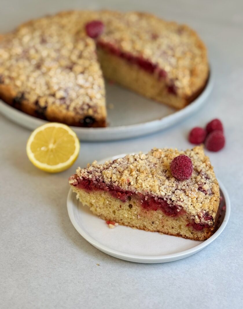 Zitronen-Himbeer-Streuselkuchen servieren