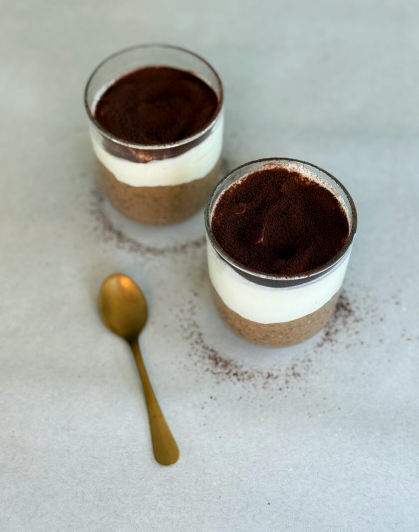 Cremige Tiramisu Overnight Oats servieren