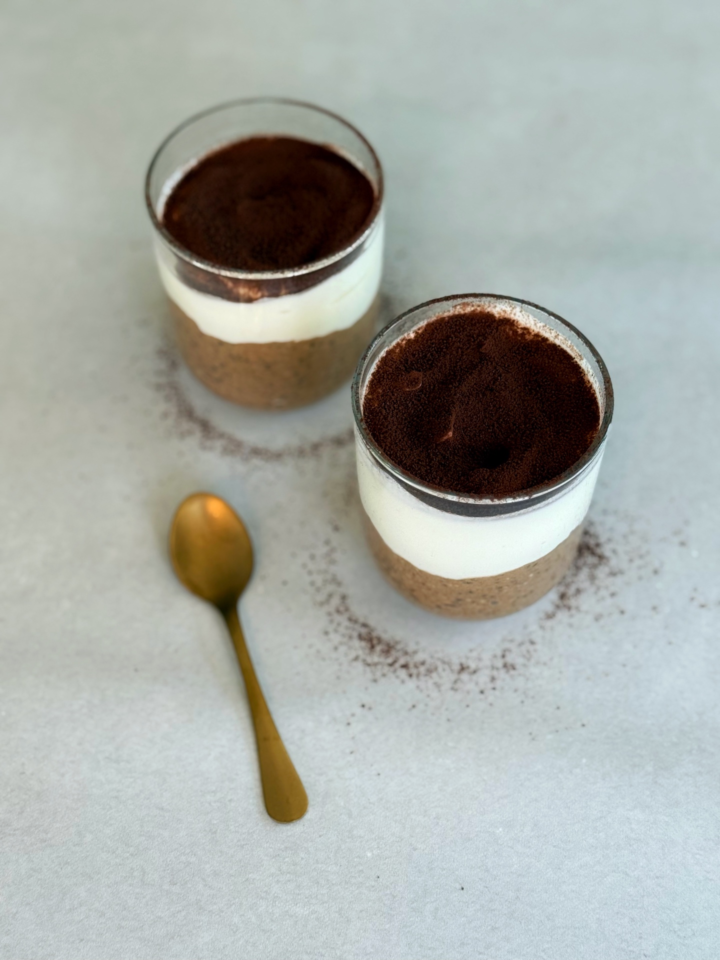 Cremige Tiramisu Overnight Oats servieren