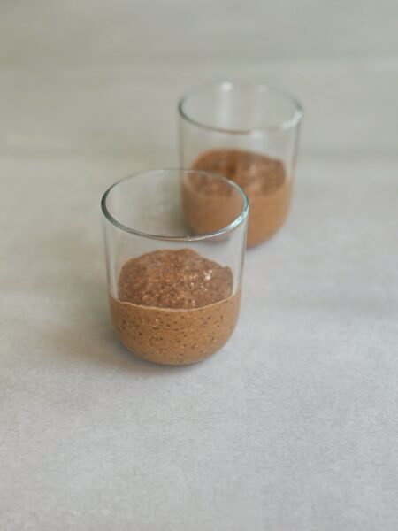 Haferflocken, Chiasamen, Espresso, Milch und Ahornsirup in einem Standmixer oder mit einem Pürierstab fein mixen. Mindestens 2 Stunden oder über Nacht im Kühlschrank quellen lassen. Skyr auf die gequollenen Oats streichen und mit Kakaopulver bestäuben.