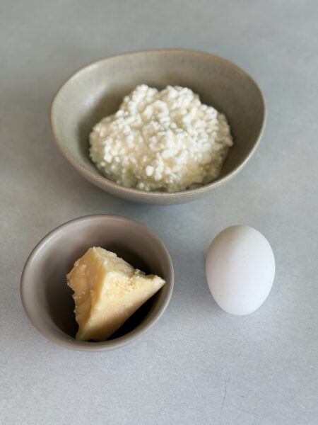 Zubereitung: 1. Kichererbsen aus der Dose abgiessen, gut abspülen und auf einem Küchentuch trocken tupfen. 2. Die Kichererbsen in eine Schüssel geben und mit Olivenöl und Paprikapulver. Den frisch geriebenen Grana Padano g.U grosszügig darüber streuen und alles gut vermengen, sodass die Kichererbsen gut bedeckt sind. 3. Die Kichererbsen gleichmässig auf einem mit Backpapier belegten Backblech verteilen. 4. Im vorgeheizten Ofen bei 200 Grad Heissluft ca. 30 Minuten backen, dabei zwischendurch wenden, damit sie von allen Seiten knusprig werden. Die Backzeit variiert je nach Ofen und gewünschter Knusprigkeit. 5. Kurz abkühlen lassen und warm oder bei Zimmertemperatur als Snack geniessen.