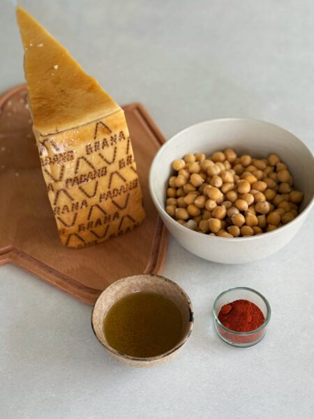 Zutaten: 1 Dose Kichererbsen (ca. 265-450 g Abtropfgewicht) 40-50 g frisch geriebener Grana Padano g.U 1-2 EL Olivenöl Salz und Pfeffer nach Geschmack 1.5 EL Paprikapulver