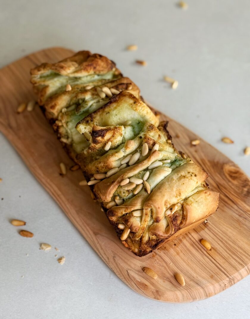 Pesto Brot servieren