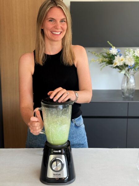 Cremiger Iced Matcha Latte zubereiten