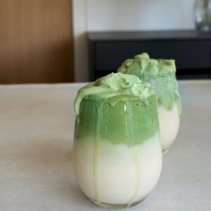 Cremiger Iced Matcha Latte 4 Ihr kennt bestimmt noch den Hype um Dalgona Coffee – aber jetzt kommt meine sommerliche Alternative, die nicht nur wach macht, sondern auch richtig gut tut: Iced Matcha Latte mit einer fluffigen Matcha-Creme obendrauf.