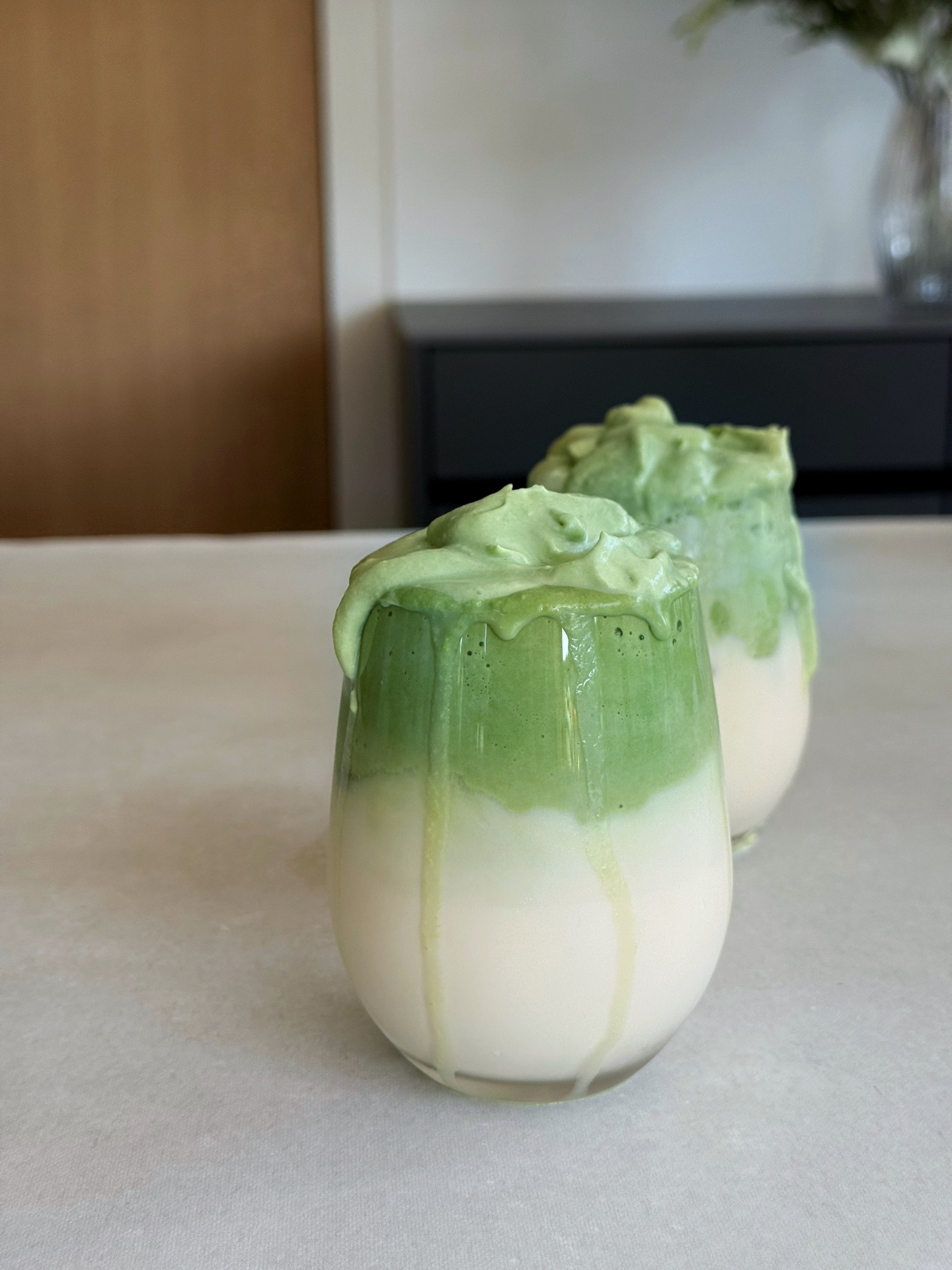 Ihr kennt bestimmt noch den Hype um Dalgona Coffee – aber jetzt kommt meine sommerliche Alternative, die nicht nur wach macht, sondern auch richtig gut tut: Iced Matcha Latte mit einer fluffigen Matcha-Creme obendrauf.