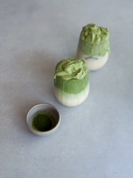 Zutaten: 3 dl Vollrahm 1 ½ EL Matcha (grüntee Pulver) Eiswürfel 8 dl Milch deiner Wahl