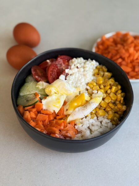Poke Bowl mit Ei bunt lecker vielfältig
