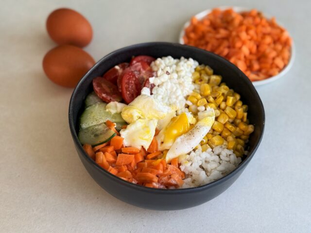 Poke Bowl mit Ei bunt lecker vielfältig