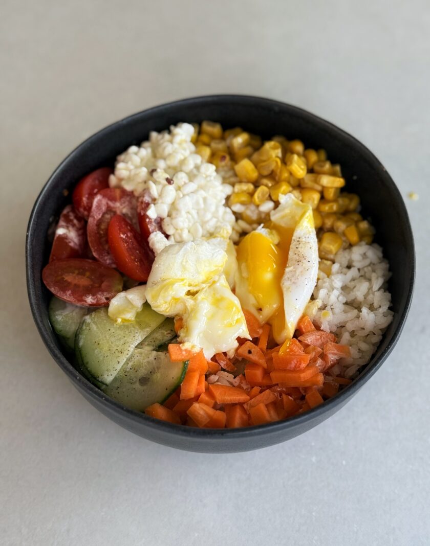 Poke Bowl mit Ei servieren
