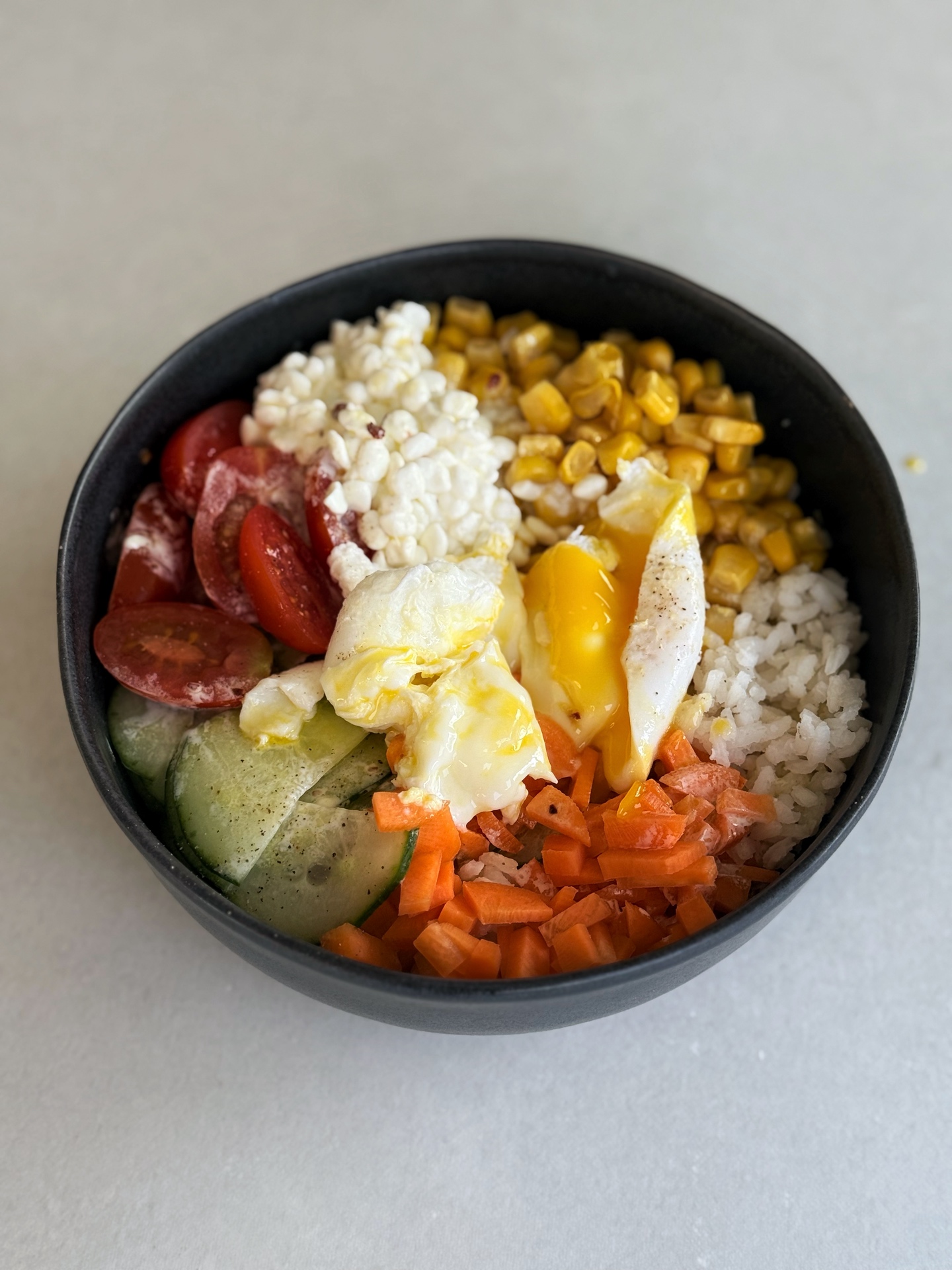 Poke Bowl mit Ei servieren