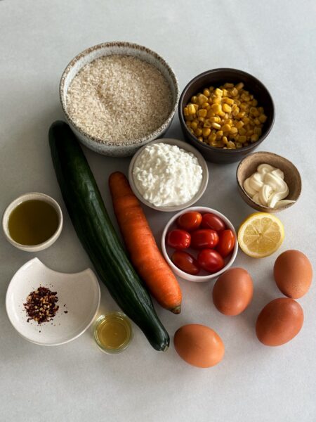Zutaten: 250 g Risotto oder Sushi Reis 1 grosse Karotte ½ Gurke 4 EL Hüttenkäse 150 g Mais 3 EL Sushireis Essig 1 TL Chili 10 Cherry Tomaten 2 EL Mayonnaise 1 EL Öl 4 Schweizer Eier @dasschweizerei ½ Zitrone