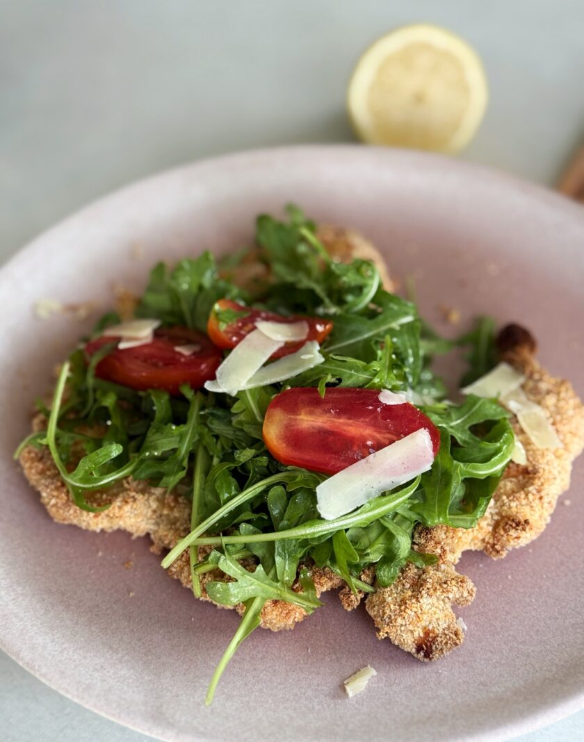 Poulet Schnitzel mit Rucola Salat servieren