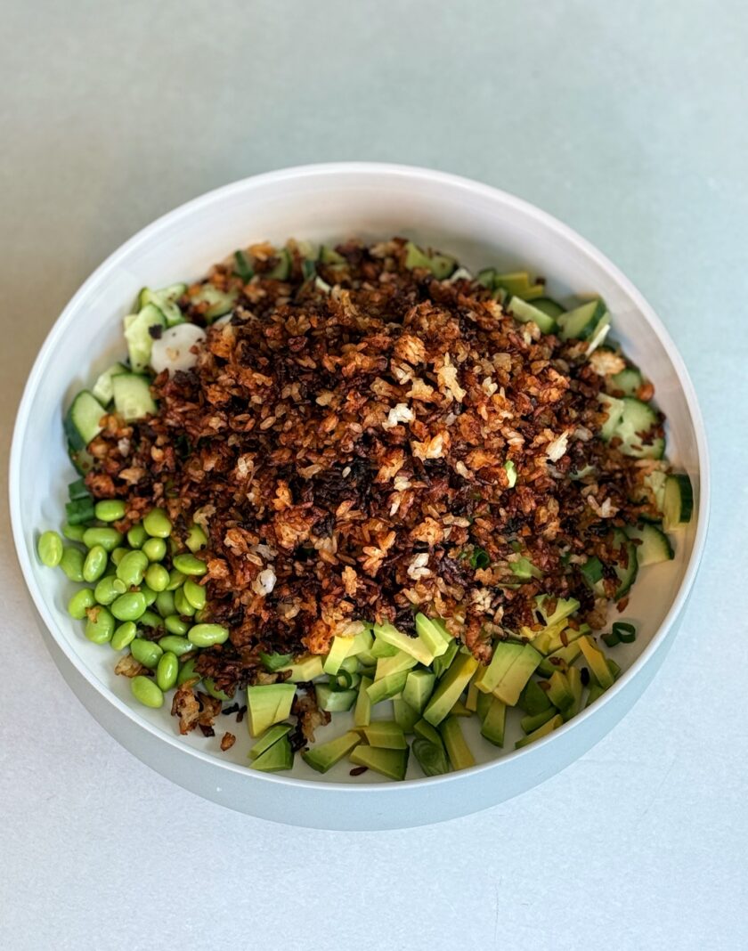 Crispy Rice Salad mit Green Goddess Dressing servieren