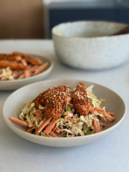 High Protein Sesam Poulet Salat servieren