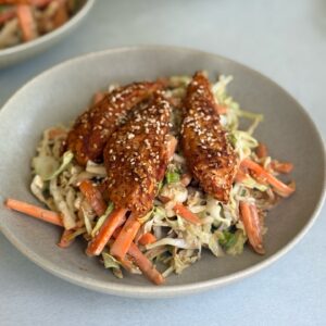 High Protein Sesam Poulet Salat 4 High Protein Sesam Poulet Salat: Sojasauce, Tahina, die restlichen Sesamsamen, Wasser sowie Salz und Pfeffer nach Geschmack in einer Schüssel zu einer cremigen Sauce verrühren. Das geschnittene Gemüse und die Nektarinen mit der Sauce vermengen, bis alles gut bedeckt ist. Den Salat zusammen mit dem warmen Poulet anrichten und sofort servieren.