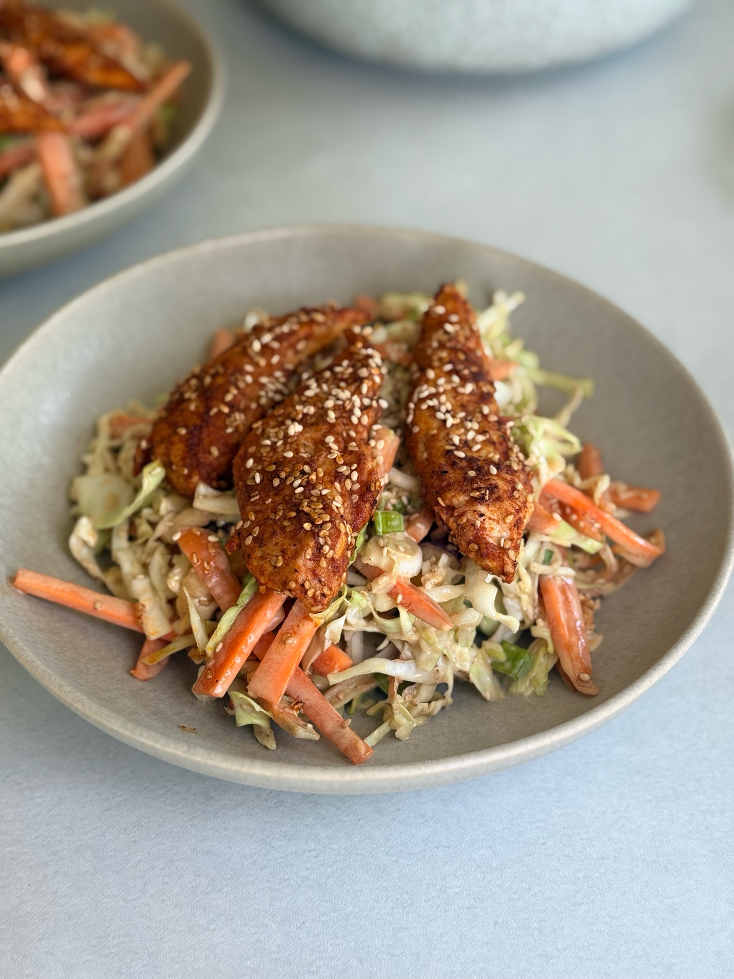 High Protein Sesam Poulet Salat: Sojasauce, Tahina, die restlichen Sesamsamen, Wasser sowie Salz und Pfeffer nach Geschmack in einer Schüssel zu einer cremigen Sauce verrühren. Das geschnittene Gemüse und die Nektarinen mit der Sauce vermengen, bis alles gut bedeckt ist. Den Salat zusammen mit dem warmen Poulet anrichten und sofort servieren.