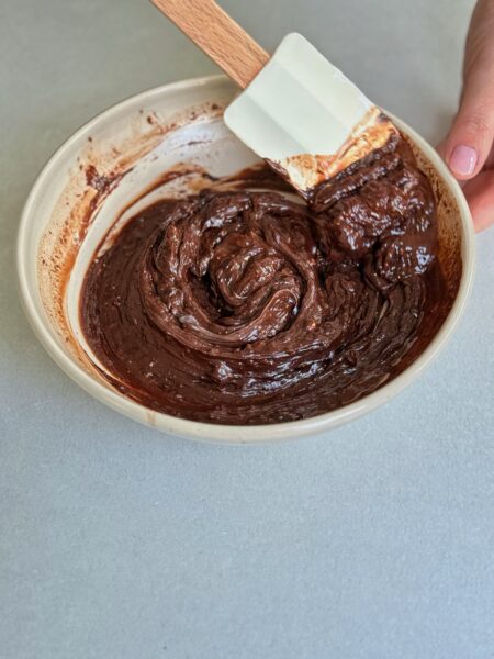 1. Rahm im Standmixer für etwa 5–10 Sekunden auf Stufe 1 schlagen, bis er schön cremig ist. Anschliessend den Skyr dazugeben und nochmals 10 Sekunden mixen. 2. Die Toblerone in Stücke brechen und in eine grosse Schüssel geben. Heisses Wasser darübergiessen, sodass die Schokolade bedeckt ist. Nach 2–3 Minuten das Wasser abgiessen und die geschmolzene Schokolade glatt rühren. Danach die Rahm-Skyr-Mischung unter die Schokolade heben. 3. Etwa 2 EL der Rahm-Skyr-Mischung für die Dekoration beiseite stellen. 4. Die Masse in eine Schüssel oder auf zwei Gläser verteilen und für ca. 2 Stunden kalt stellen. 5. Vor dem Servieren die Rahm-Skyr-Mischung darauf geben, mit der restlichen Toblerone bestreuen und geniessen.