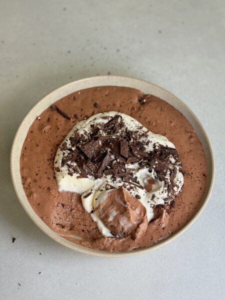 Ich liebe einfache Dessert-Hacks – und dieses Skyr-Toblerone-Mousse ist der Knaller!