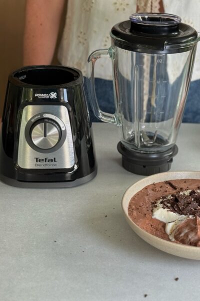 Mit dem Tefal Blendforce 2 BL435 mixe ich Rahm & Skyr in Sekunden zu einer wolkig-leichten Creme, die die perfekte Basis für geschmolzene Toblerone ist.