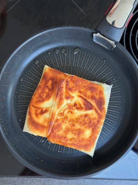 Gefüllte Teigtaschen mit Thunfisch und Ei zubereiten in der Pfanne