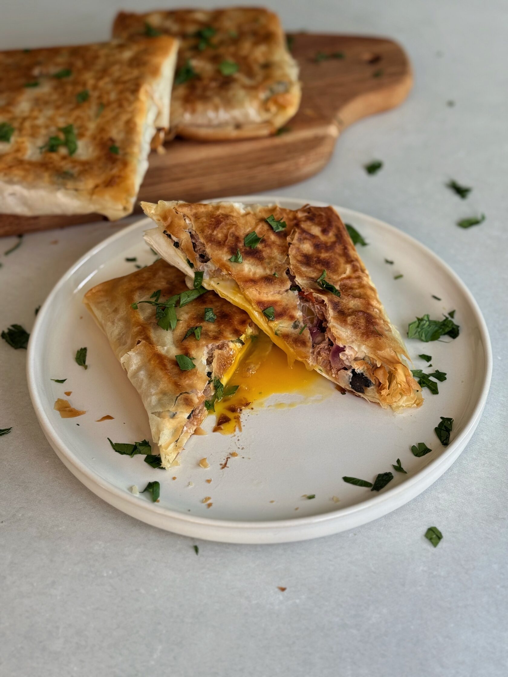 Gefüllte Teigtaschen mit Thunfisch und Ei servieren
