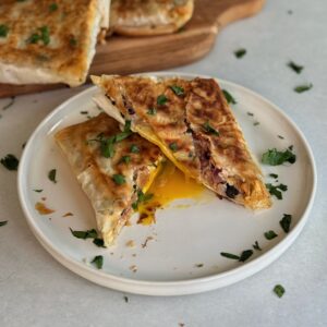 Gefüllte Teigtaschen mit Thunfisch und Ei 5 Gefüllte Teigtaschen mit Thunfisch und Ei servieren
