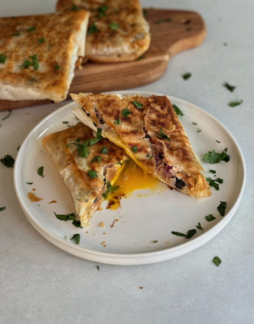 Gefüllte Teigtaschen mit Thunfisch und Ei servieren