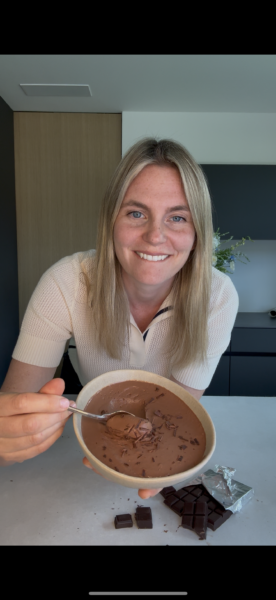 Wenn du auf der Suche nach einem Dessert bist, das nicht nur sündhaft lecker, sondern auch richtig proteinreich ist, dann bist du hier genau richtig. Diese Schokoladenmousse ohne Ei liefert dir jede Menge High Protein-Power, damit Genuss und Fitness Hand in Hand gehen.

