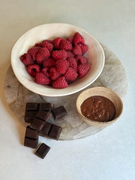 Zutaten: 18 grosse Himbeeren 2 EL Haselnuss-Schokolade-Dattelcreme 80 g dunkle Schokolade