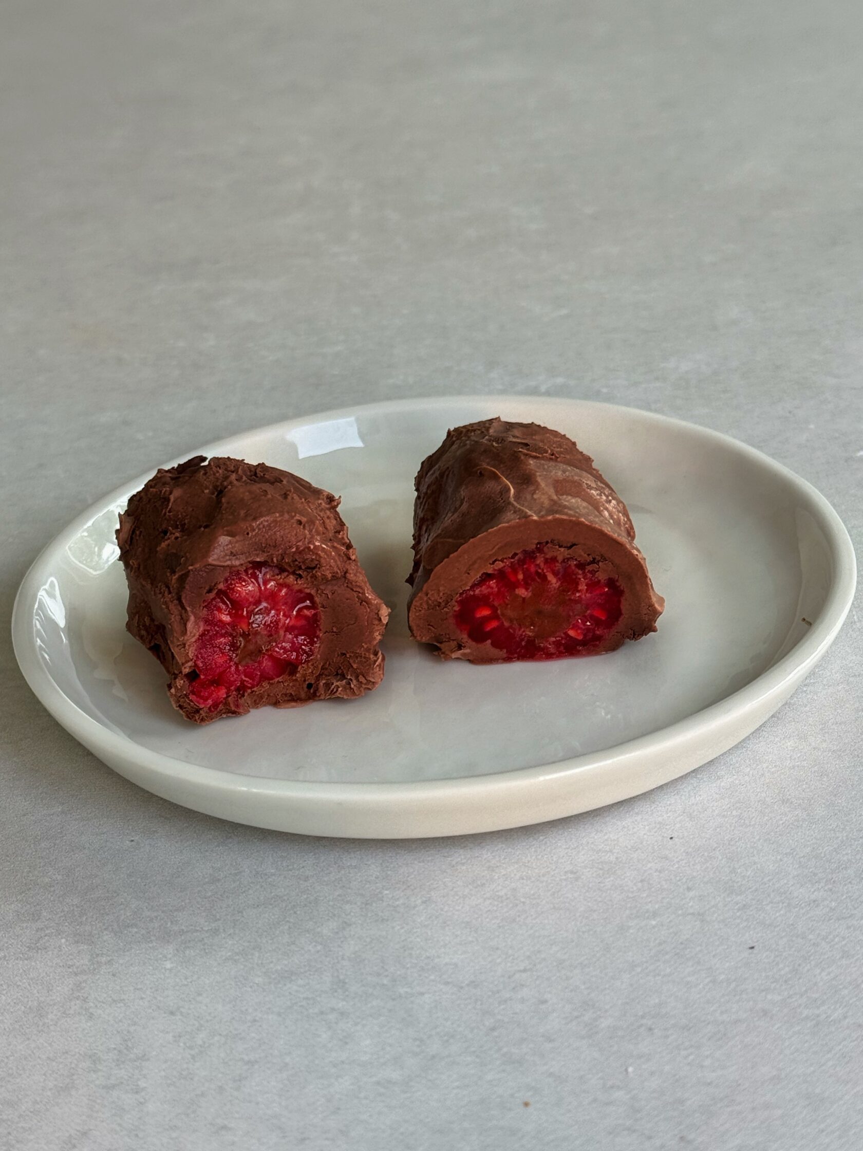 Schokoladen-Himbeeren servieren