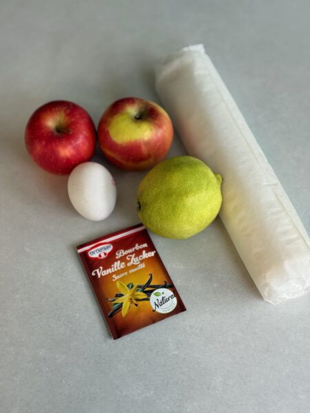 2 Äpfel ½ Zitrone 1 Packung Dr. Oetker Bourbon Vanille Zucker 1 Packung rechteckig ausgewallter Blätterteig 1 Ei (optional) 1/2 EL Puderzucker (optional)