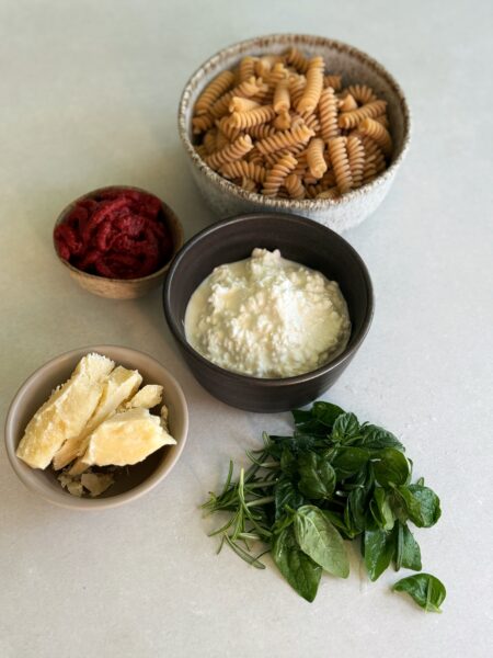 200 g Pasta 150 g Hüttenkäse (Cottage Cheese) 50 g Parmesan 4 EL Tomatenmark 1–2 EL Olivenöl Frisch gemahlener Pfeffer Frische Kräuter nach Wahl (z. B. Basilikum, Rosmarin) Optional: Etwas Nudelkochwasser für die perfekte Cremigkeit