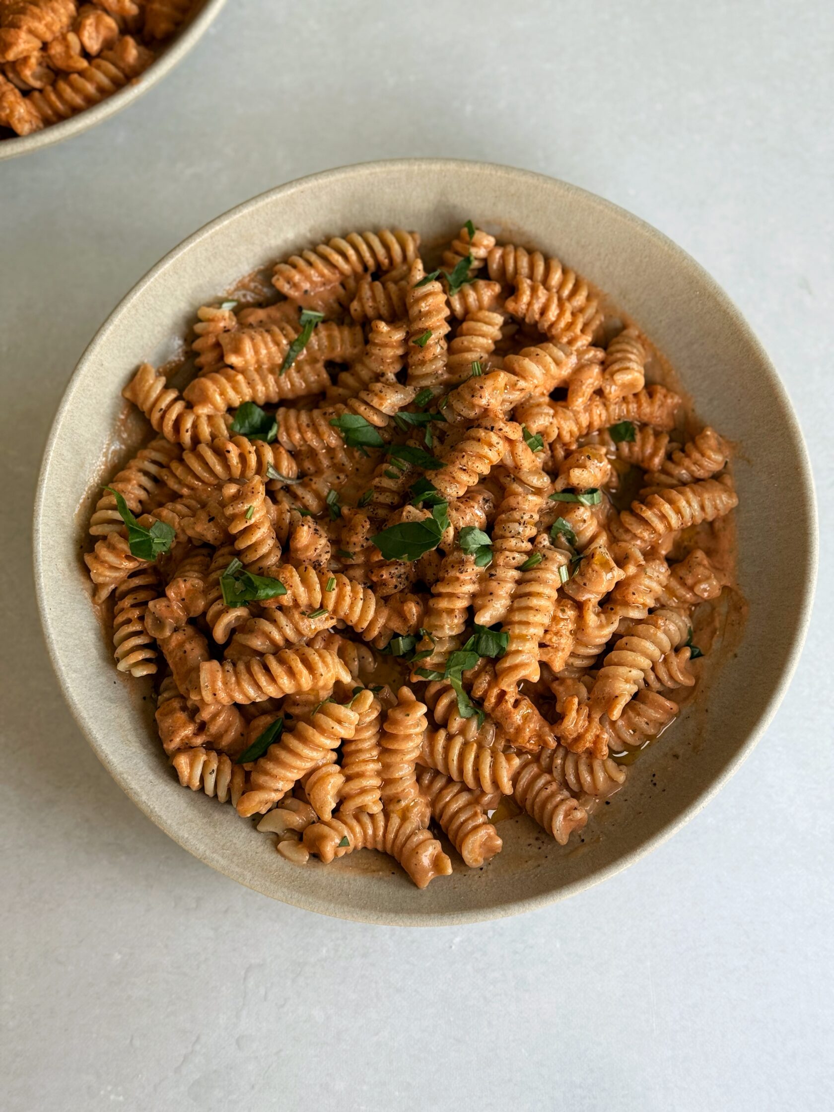 Deine neue Lieblings-Pasta-Sauce, High Protein und in nur 20 Min. auf dem Tisch! Mit richtig viel Eiweiss pro Portion ist sie dein idealer Begleiter für ein lang anhaltendes Sättigungsgefühl. Perfekt als schnelles Family-Lieblings-Abendessen.