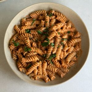 Pasta mit cremiger High Protein-Sauce 1 Deine neue Lieblings-Pasta-Sauce, High Protein und in nur 20 Min. auf dem Tisch! Mit richtig viel Eiweiss pro Portion ist sie dein idealer Begleiter für ein lang anhaltendes Sättigungsgefühl. Perfekt als schnelles Family-Lieblings-Abendessen.