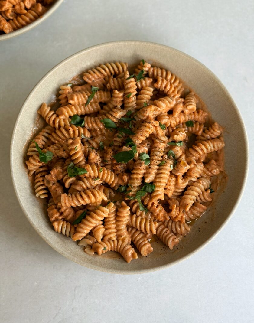 Deine neue Lieblings-Pasta-Sauce, High Protein und in nur 20 Min. auf dem Tisch! Mit richtig viel Eiweiss pro Portion ist sie dein idealer Begleiter für ein lang anhaltendes Sättigungsgefühl. Perfekt als schnelles Family-Lieblings-Abendessen.