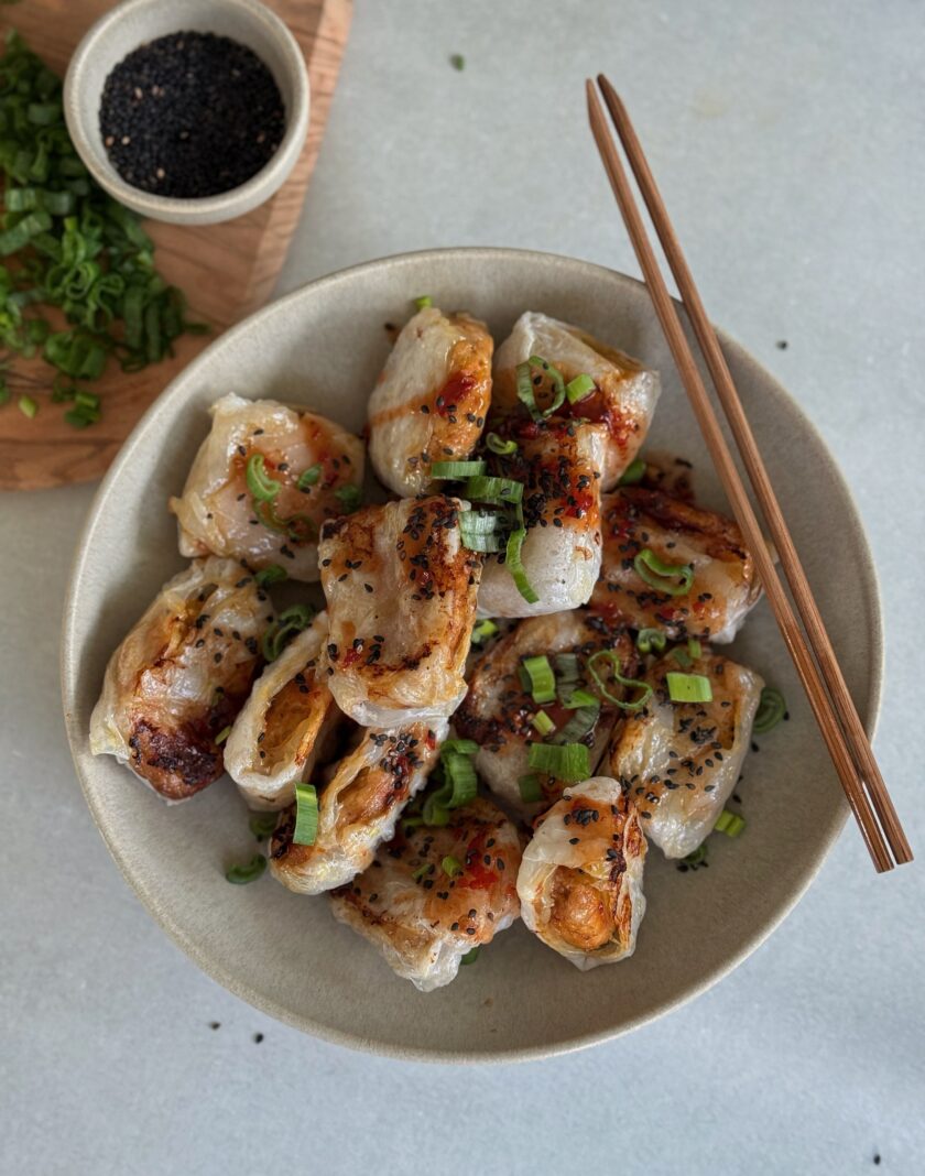 Knusprige Dumplings servieren