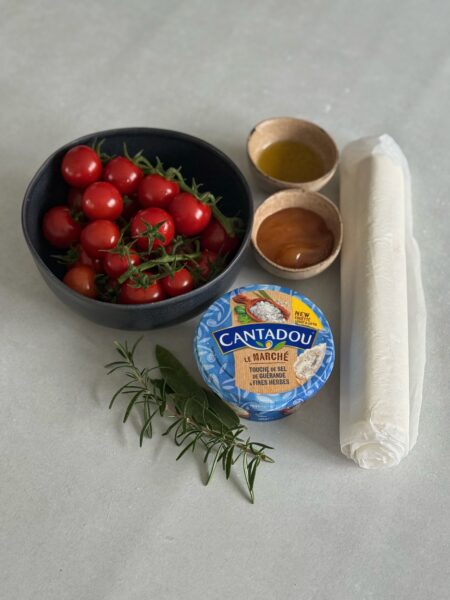 Zutaten: 400 g Cherry-Tomaten 1 Cantadou Sel de Guérande 1.5 EL Honig 1 Zweig Rosmarin 4 Blätter Salbei 2 EL Olivenöl 1 Eckiger Blätterteig Salz, Pfeffer