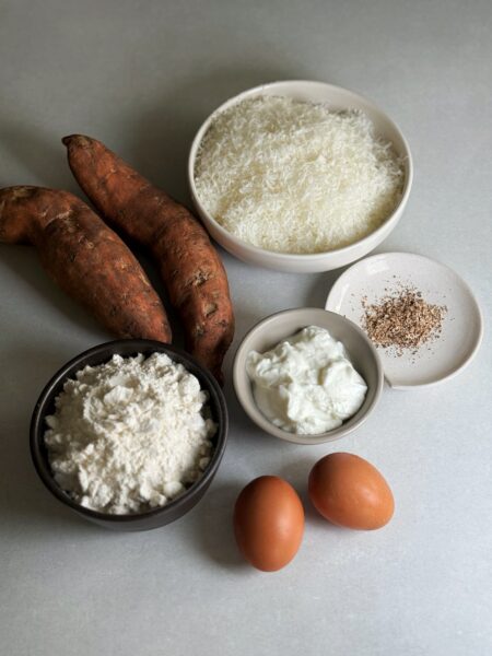 300 g Süsskartoffeln 2 EL Olivenöl 120 g Magerquark 2 Eier 200 g Mehl 30 g Parmesan frisch gerieben 1 TL Salz Pfeffer nach Belieben 1/2 TL Muskat