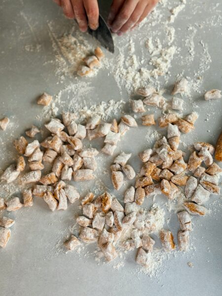 Die Süsskartoffeln, schälen und klein schneiden. Im Backofen ca. 20 Min. bei 180 Grad Heissluft im Ofen rösten, pürieren. Quark, Eier zugeben und fein probieren. Nun das Mehl, Käse, Salz, Pfeffer und Muskatnuss dazugeben und alles zu einem Teig verrühren. Der Teig soll weich sein, aber nicht mehr kleben. Eventuell noch etwas Mehl zugeben. Auf einer bemehlten Arbeitsfläche Teig in lange rollen ausrollen und ca. ½ cm grosse Gnocchi abstechen. Butter mit dem Salbei in der Ingenio Bratpfanne etwas braun werden lassen. Die Gnocchi in siedendes Salzwasser geben. Etwa 6 Minuten gar ziehen lassen. Wenn die Gnocchi an der Oberfläche schwimmen, mit einer Schaumkelle herausheben und direkt in der Salbeibutter schwenken. Mit Parmesan servieren.