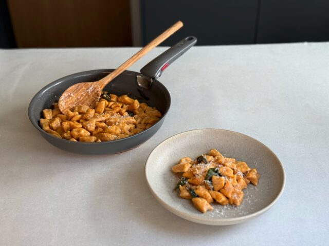 Süsskartoffel-Gnocchi servieren