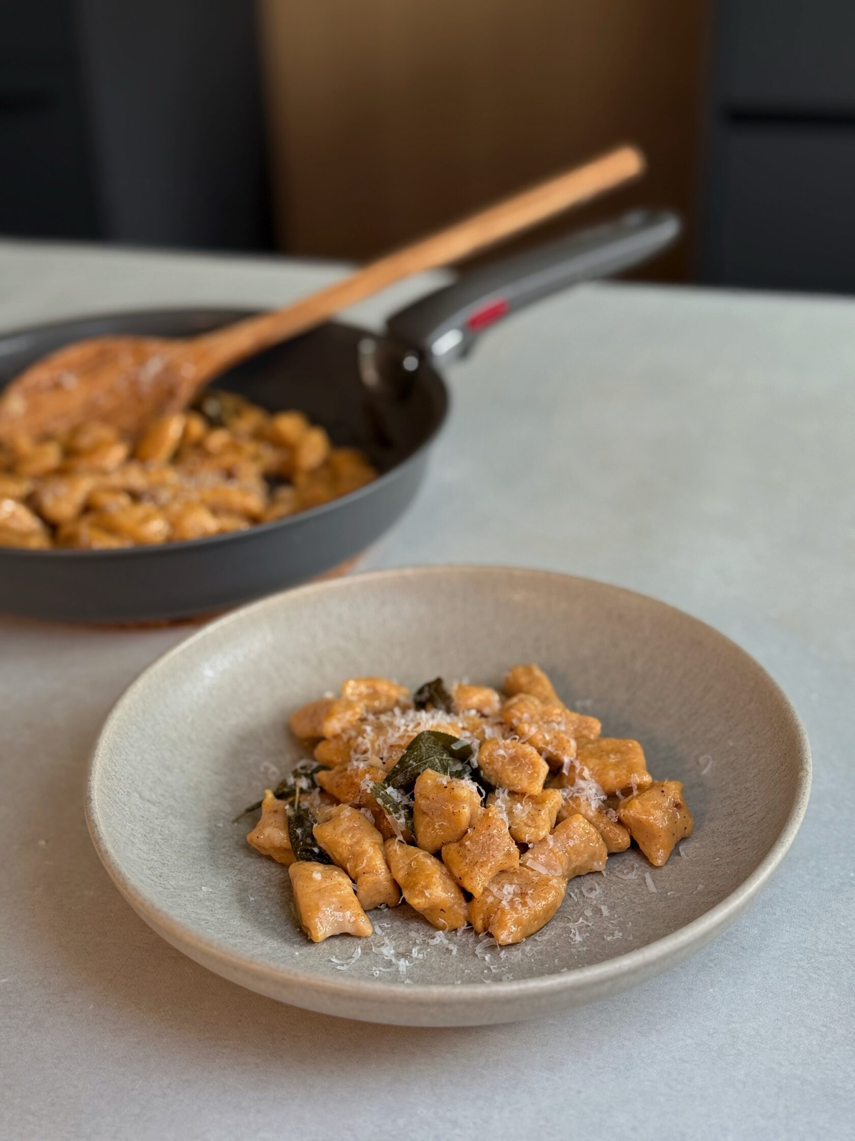 Süsskartoffel-Gnocchi servieren