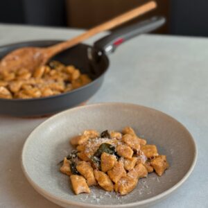 Süsskartoffel-Gnocchi servieren