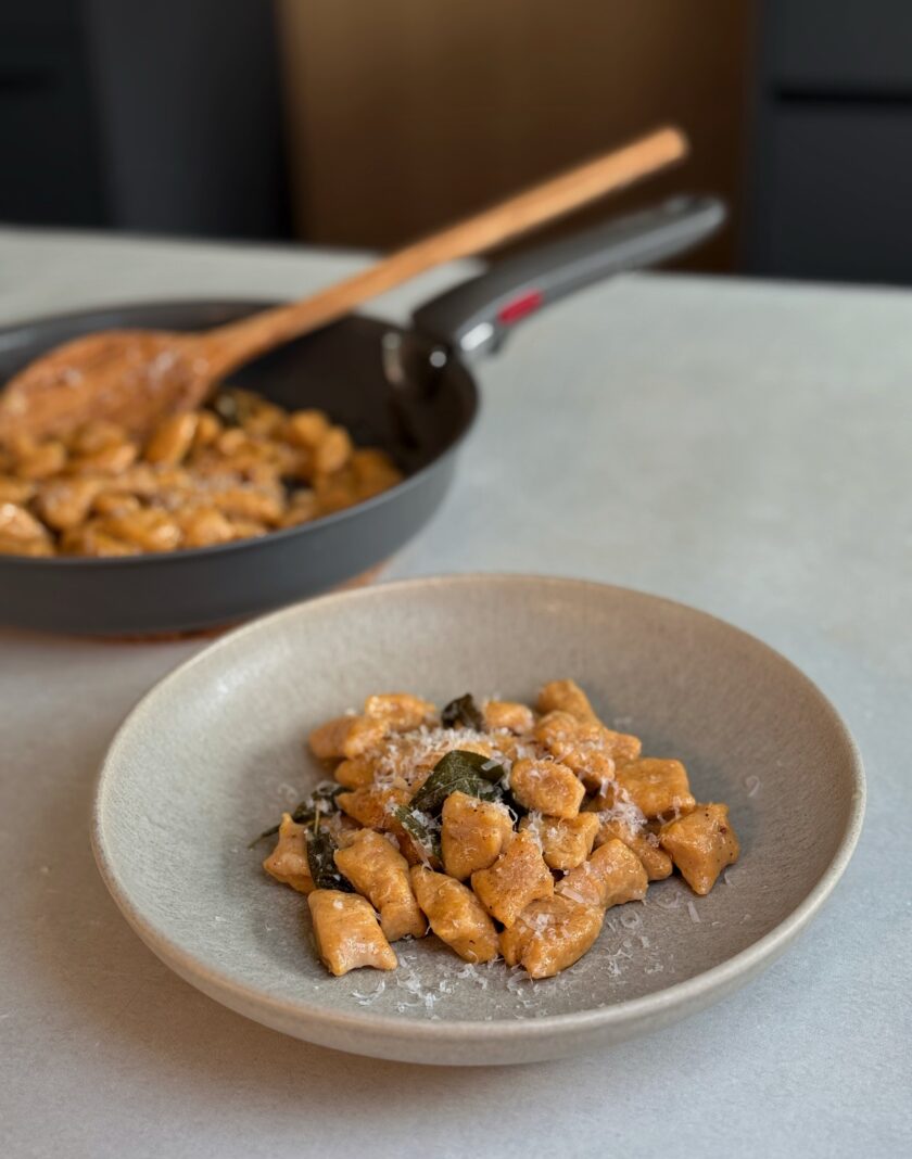 Süsskartoffel-Gnocchi servieren