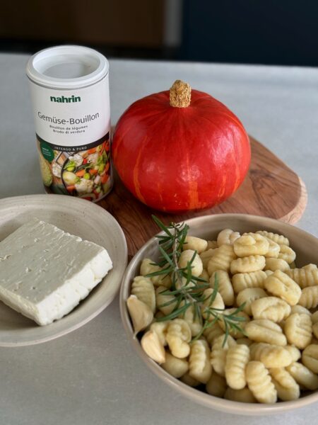 Zutaten für 4 Personen✨ 1 kg Kürbis (z.B. Butternuss oder Hokkaido) 2 Knoblauchzehen 1 Zweig Rosmarin Frisch gemahlener Pfeffer 8 dl Nahrin Intenso Puro Gemüse-Bouillon 200 g Feta Ca. 600 g Gnocchi Öl zum Beträufeln