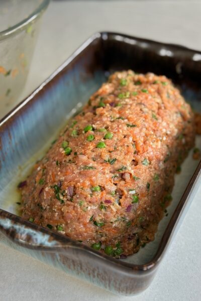 ubereitung 2 Eier hart kochen, abkühlen lassen und schälen. Karotten fein reiben, Zwiebel und Knoblauch hacken. Das Hackfleisch in eine grosse Schüssel geben. Karotten mit Erbsen, Zwiebeln und Knoblauch hinzufügen. Restliche Eier, Paniermehl, Rahm und Rosmarin unterheben. Alles gut mit den Händen zu einer gleichmässigen Masse verkneten und kräftig mit Salz und Pfeffer abschmecken.