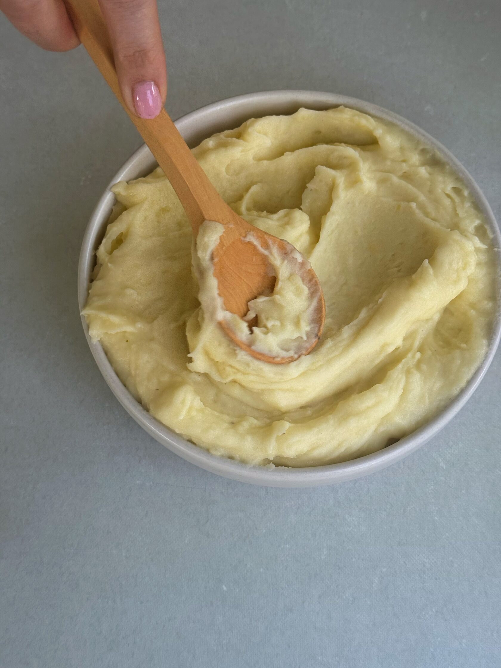 Die Kombination aus mehligkochenden Kartoffeln, Butter, einem Schuss Milch und frisch geriebener Muskatnuss macht jeden Bissen zu einer kleinen Zeitreise in die Kindheit. Speichert euch das Rezept ab und lasst mich wissen, wie euch eure perfekte Konsistenz gelingt!