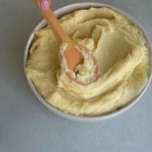 Kartoffelstock 2 Die Kombination aus mehligkochenden Kartoffeln, Butter, einem Schuss Milch und frisch geriebener Muskatnuss macht jeden Bissen zu einer kleinen Zeitreise in die Kindheit. Speichert euch das Rezept ab und lasst mich wissen, wie euch eure perfekte Konsistenz gelingt!