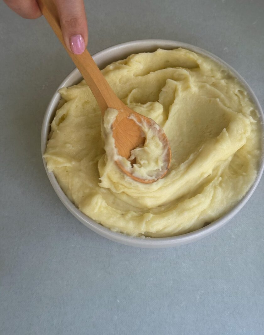 Die Kombination aus mehligkochenden Kartoffeln, Butter, einem Schuss Milch und frisch geriebener Muskatnuss macht jeden Bissen zu einer kleinen Zeitreise in die Kindheit. Speichert euch das Rezept ab und lasst mich wissen, wie euch eure perfekte Konsistenz gelingt!