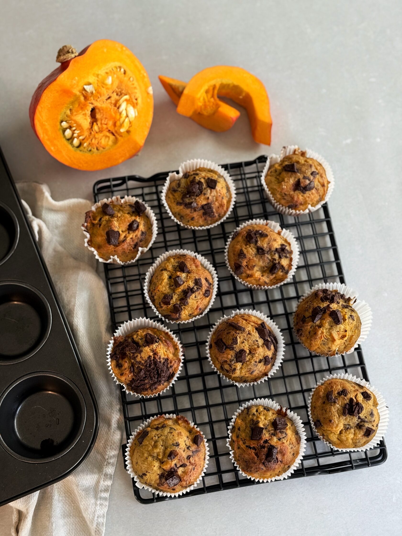 Schokoladenmuffins mit Kürbis servieren